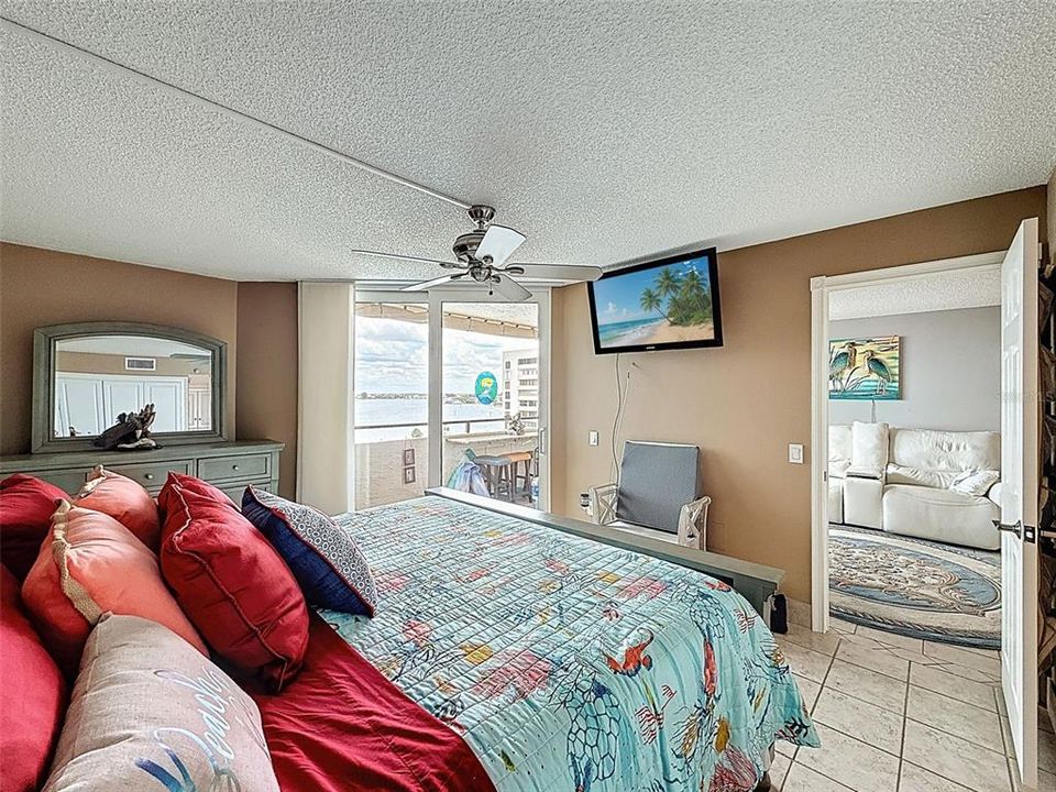 For Sale: $375,000 (2 beds, 2 baths, 950 Square Feet)