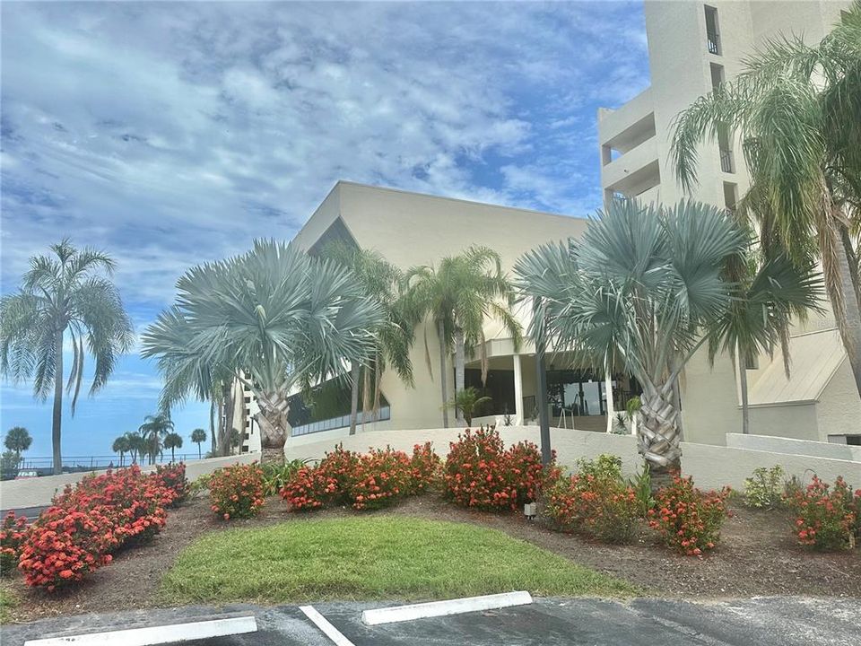 For Sale: $375,000 (2 beds, 2 baths, 950 Square Feet)