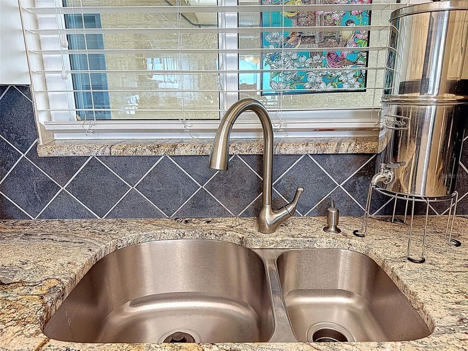 For Sale: $375,000 (2 beds, 2 baths, 950 Square Feet)