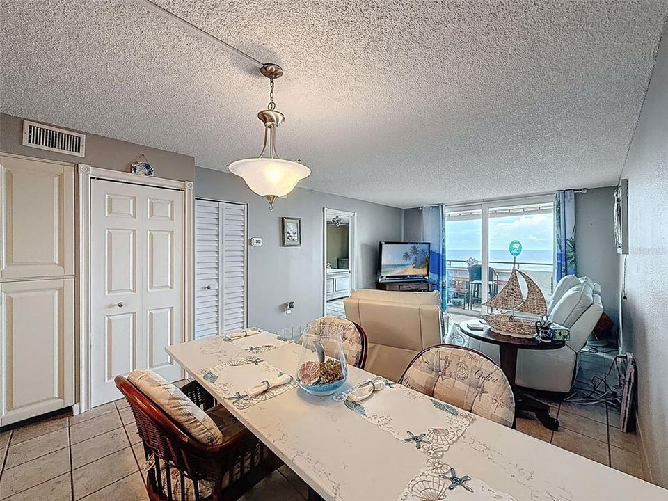 For Sale: $375,000 (2 beds, 2 baths, 950 Square Feet)