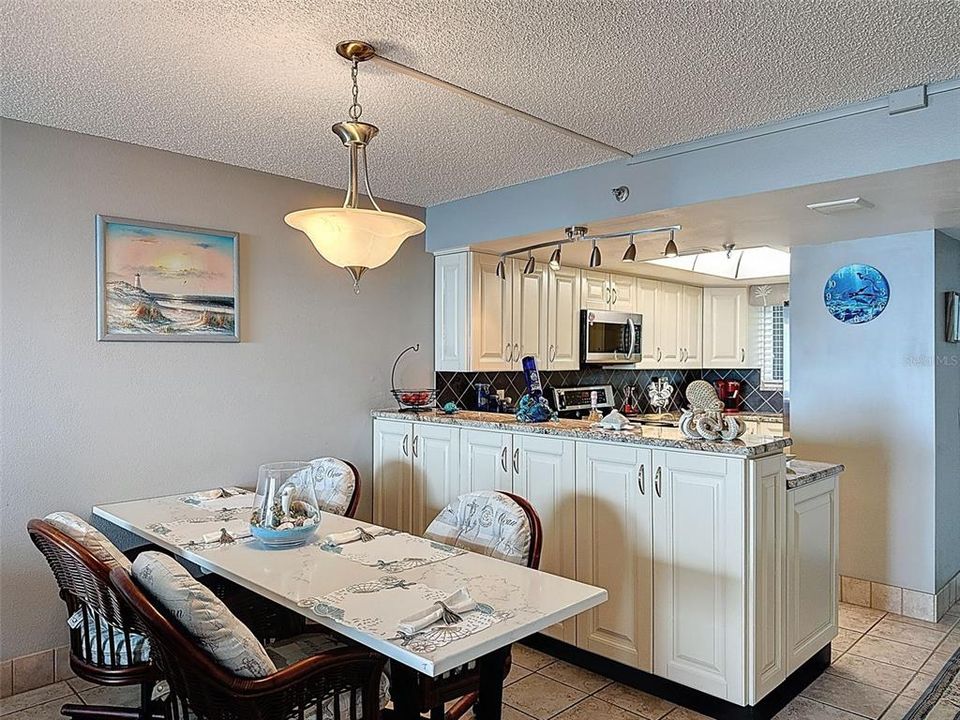 For Sale: $375,000 (2 beds, 2 baths, 950 Square Feet)