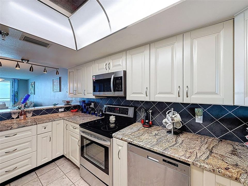 For Sale: $375,000 (2 beds, 2 baths, 950 Square Feet)