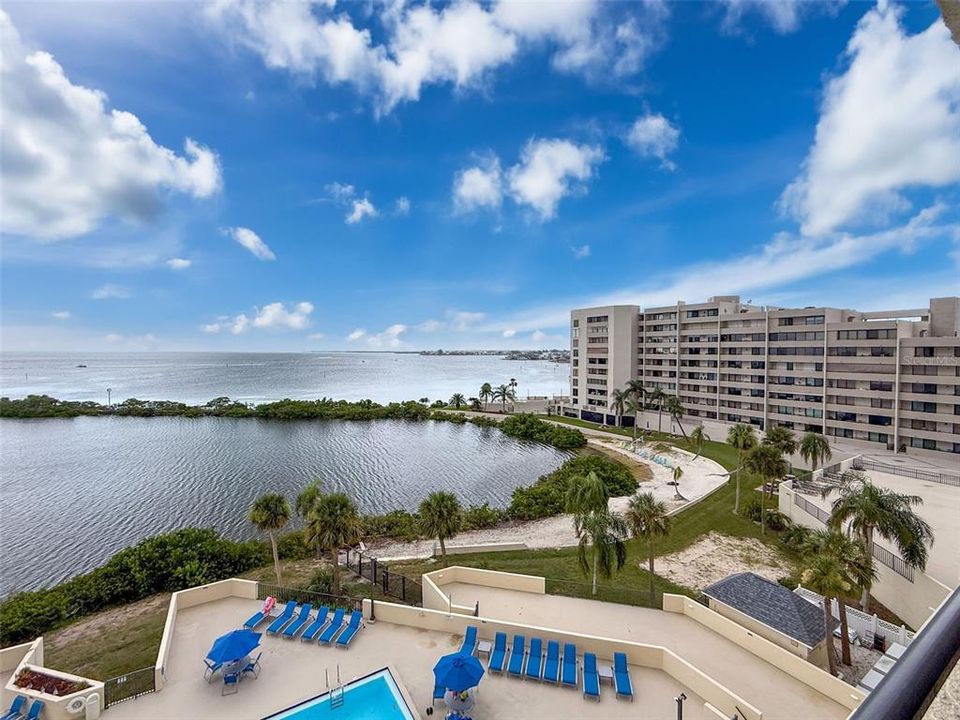 For Sale: $375,000 (2 beds, 2 baths, 950 Square Feet)