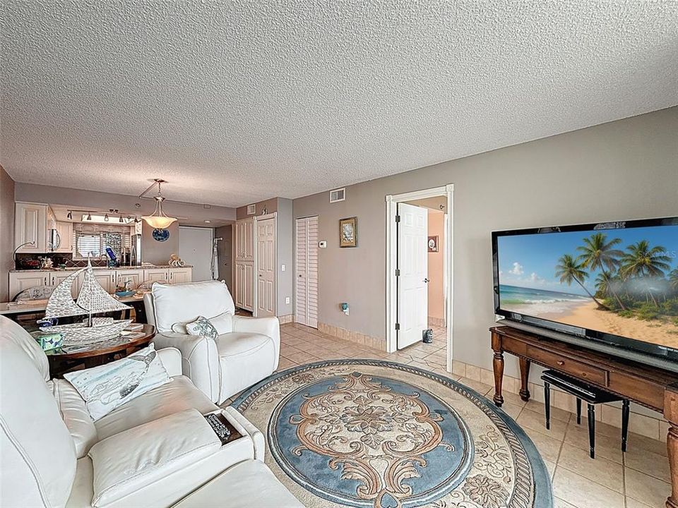 For Sale: $375,000 (2 beds, 2 baths, 950 Square Feet)