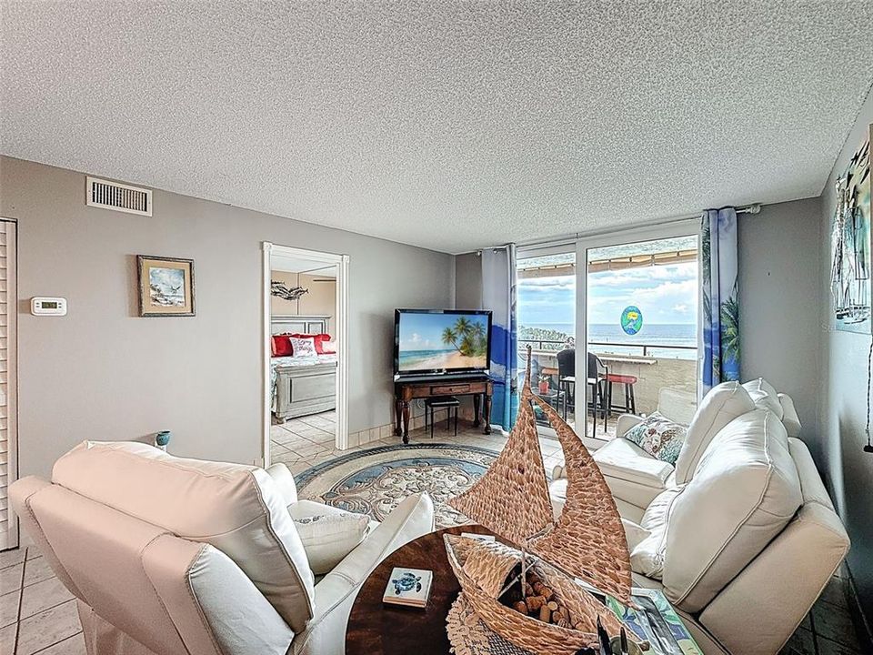 For Sale: $375,000 (2 beds, 2 baths, 950 Square Feet)