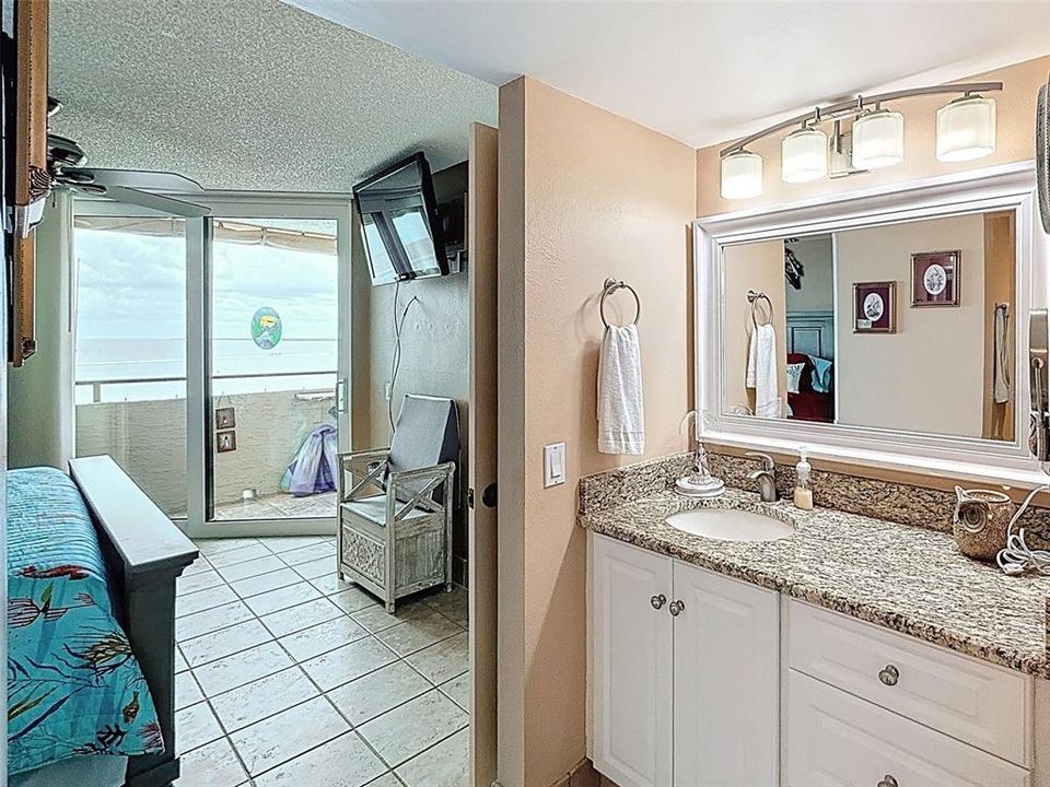 For Sale: $375,000 (2 beds, 2 baths, 950 Square Feet)