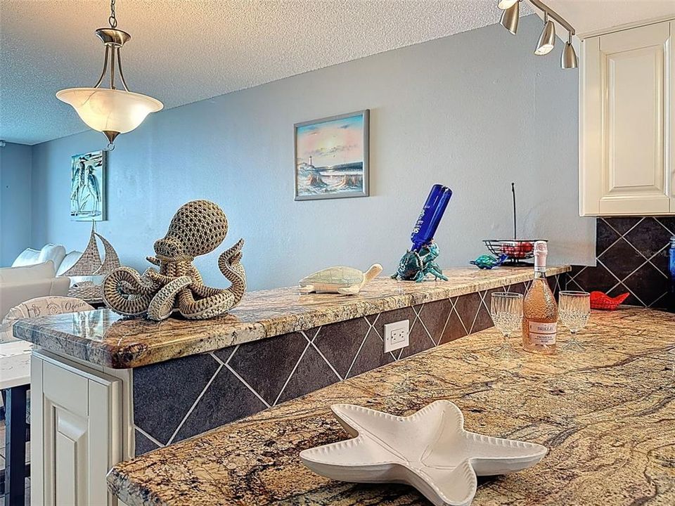 For Sale: $375,000 (2 beds, 2 baths, 950 Square Feet)