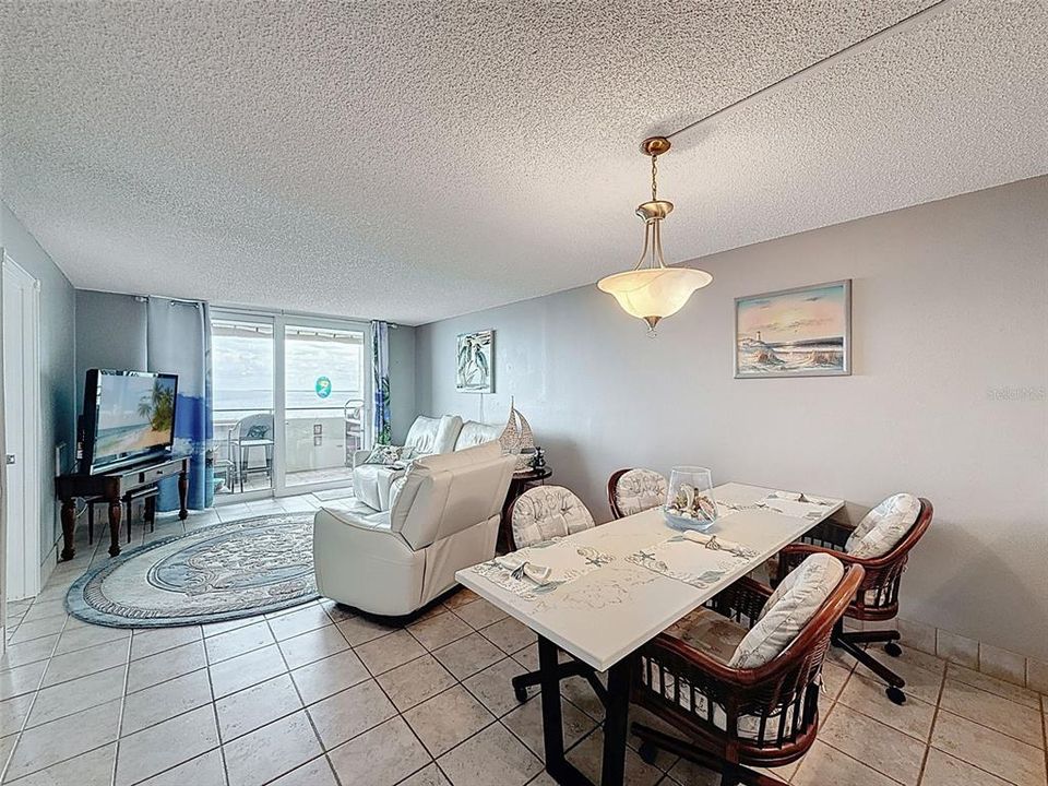 For Sale: $375,000 (2 beds, 2 baths, 950 Square Feet)