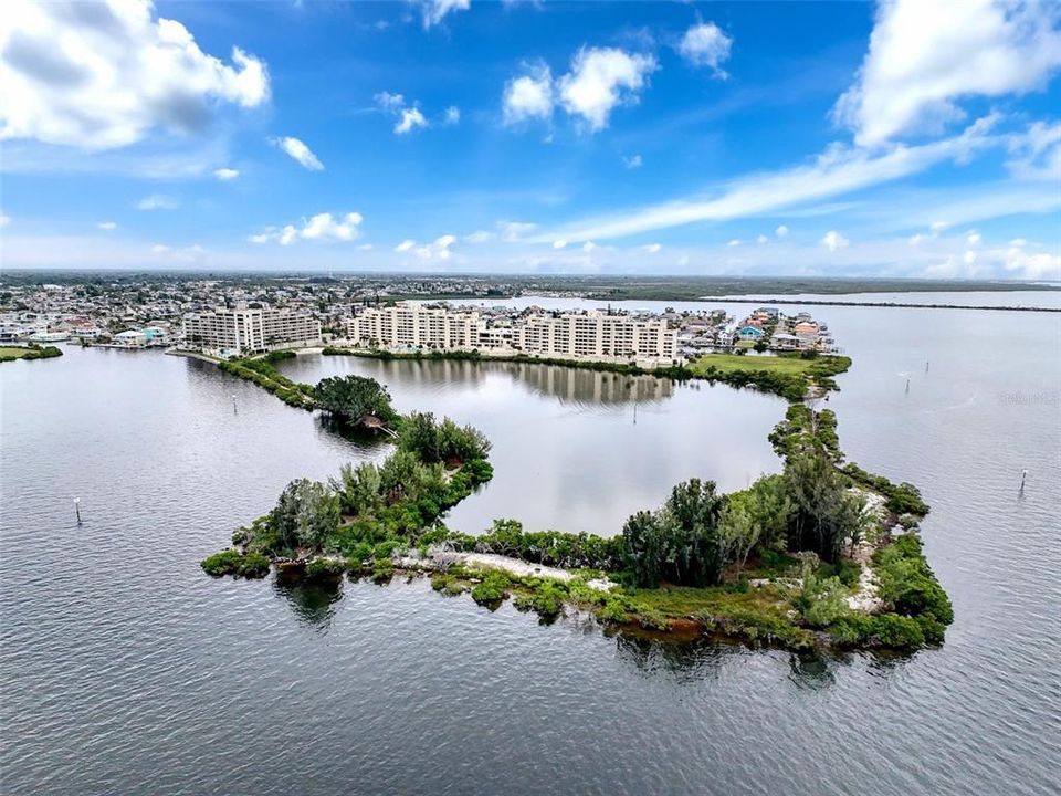 For Sale: $375,000 (2 beds, 2 baths, 950 Square Feet)