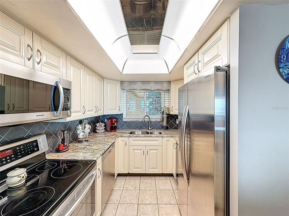 For Sale: $375,000 (2 beds, 2 baths, 950 Square Feet)