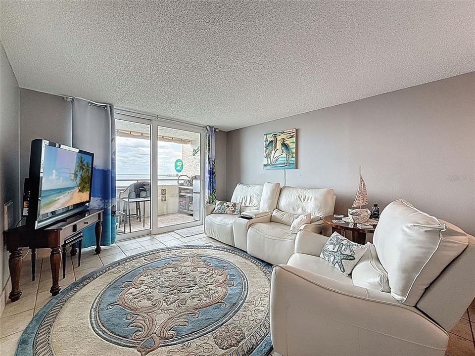 For Sale: $375,000 (2 beds, 2 baths, 950 Square Feet)