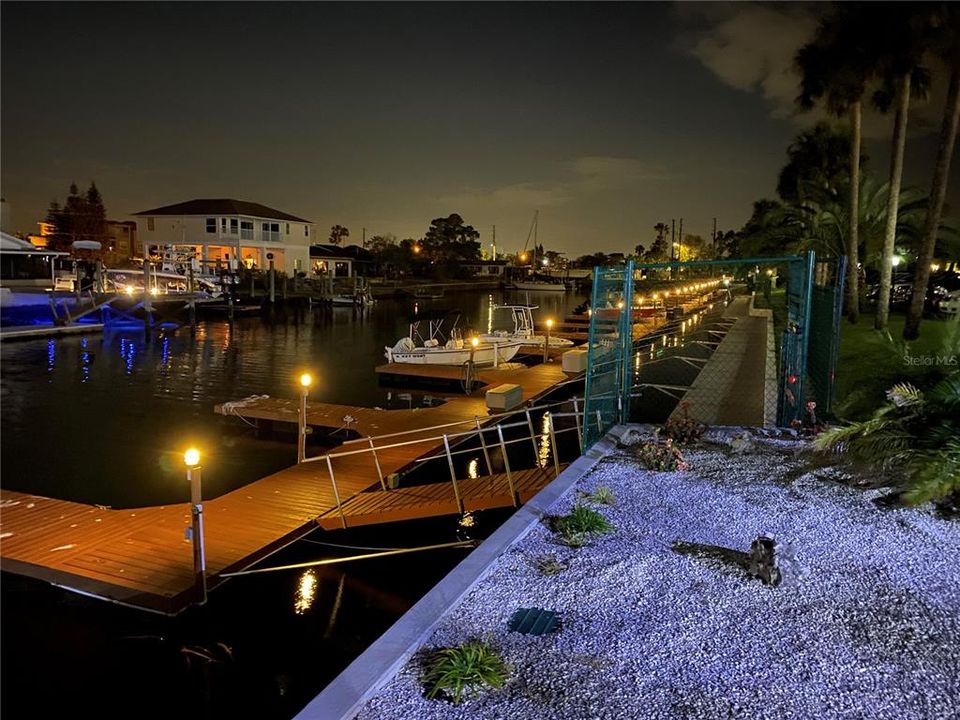 For Sale: $375,000 (2 beds, 2 baths, 950 Square Feet)