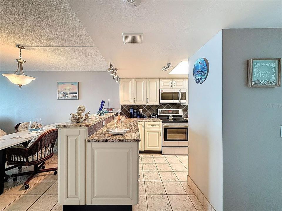 For Sale: $375,000 (2 beds, 2 baths, 950 Square Feet)