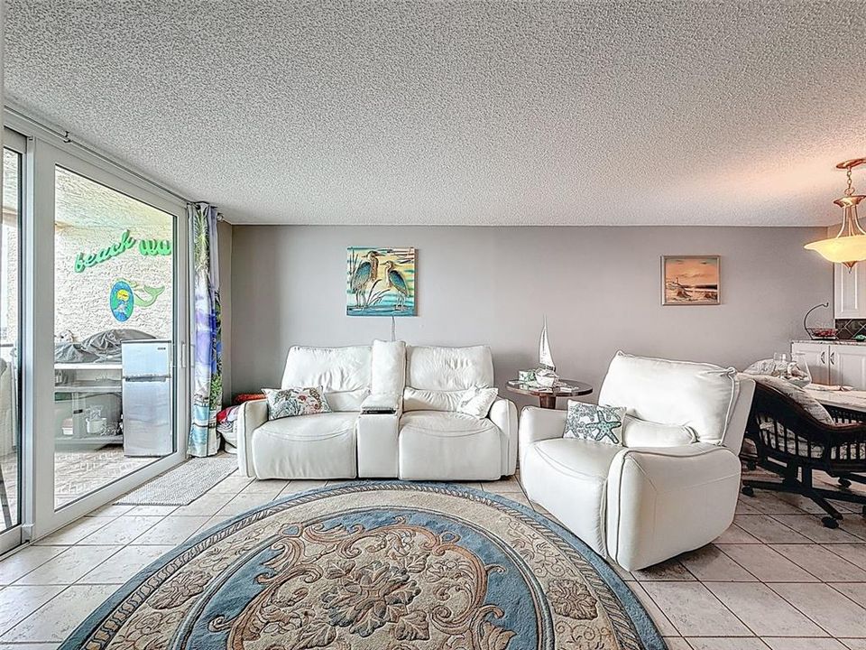 For Sale: $375,000 (2 beds, 2 baths, 950 Square Feet)