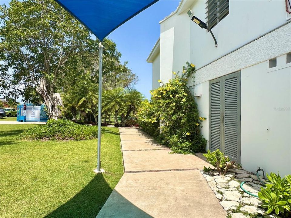 For Sale: $2,100,000 (4 beds, 5 baths, 5715 Square Feet)