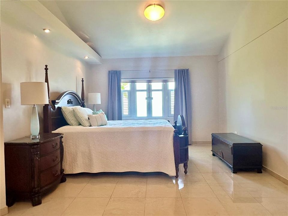 For Sale: $2,100,000 (4 beds, 5 baths, 5715 Square Feet)