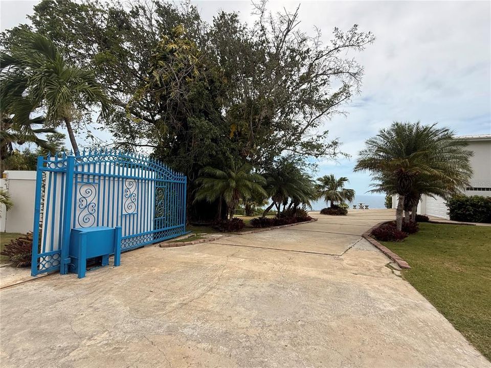 For Sale: $2,100,000 (4 beds, 5 baths, 5715 Square Feet)