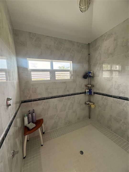 For Sale: $2,100,000 (4 beds, 5 baths, 5715 Square Feet)