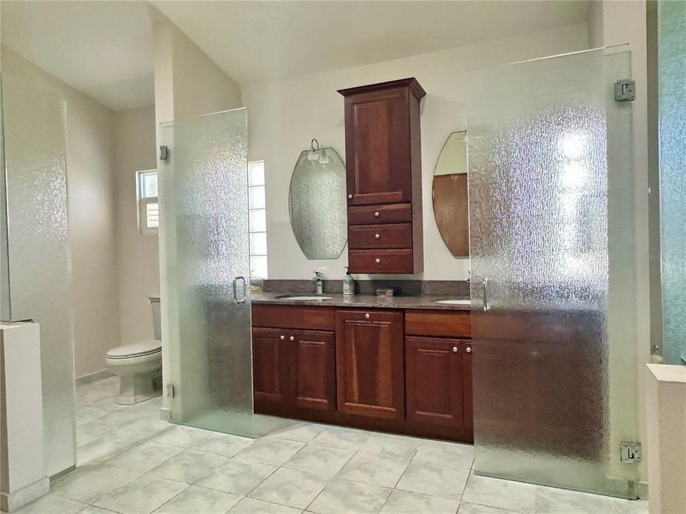 For Sale: $2,100,000 (4 beds, 5 baths, 5715 Square Feet)