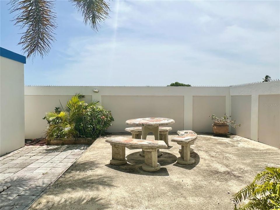 For Sale: $2,100,000 (4 beds, 5 baths, 5715 Square Feet)