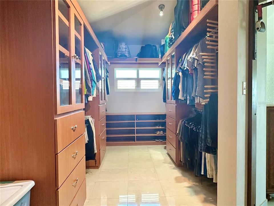 For Sale: $2,100,000 (4 beds, 5 baths, 5715 Square Feet)