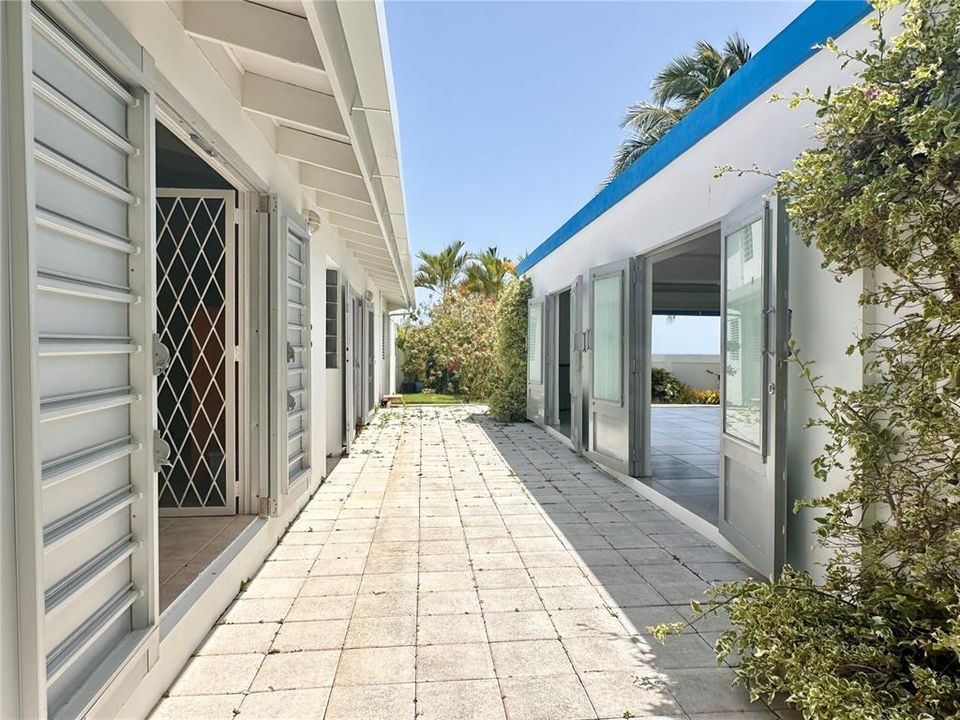 For Sale: $2,100,000 (4 beds, 5 baths, 5715 Square Feet)