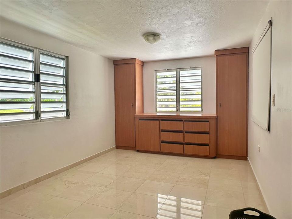 For Sale: $2,100,000 (4 beds, 5 baths, 5715 Square Feet)