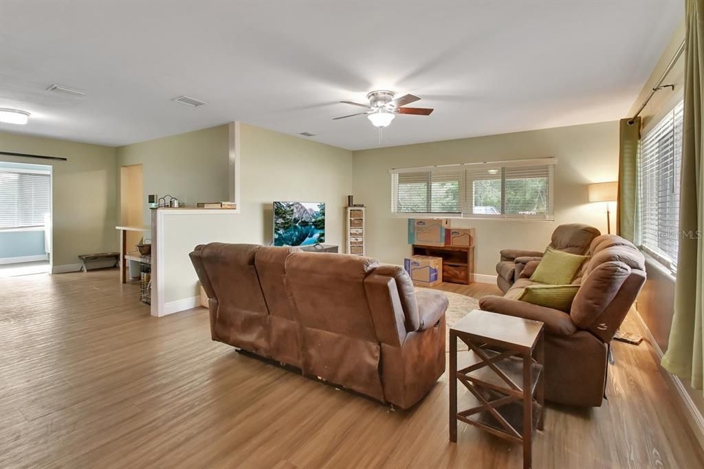 Active With Contract: $279,900 (3 beds, 2 baths, 1716 Square Feet)