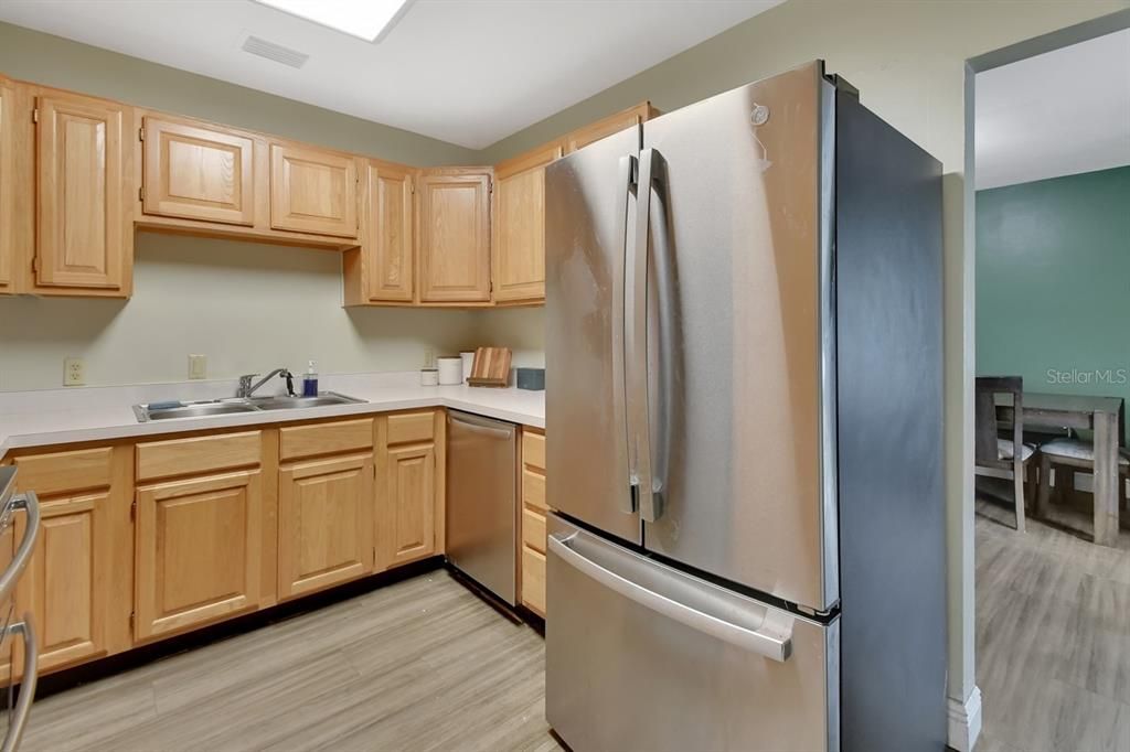 Active With Contract: $279,900 (3 beds, 2 baths, 1716 Square Feet)