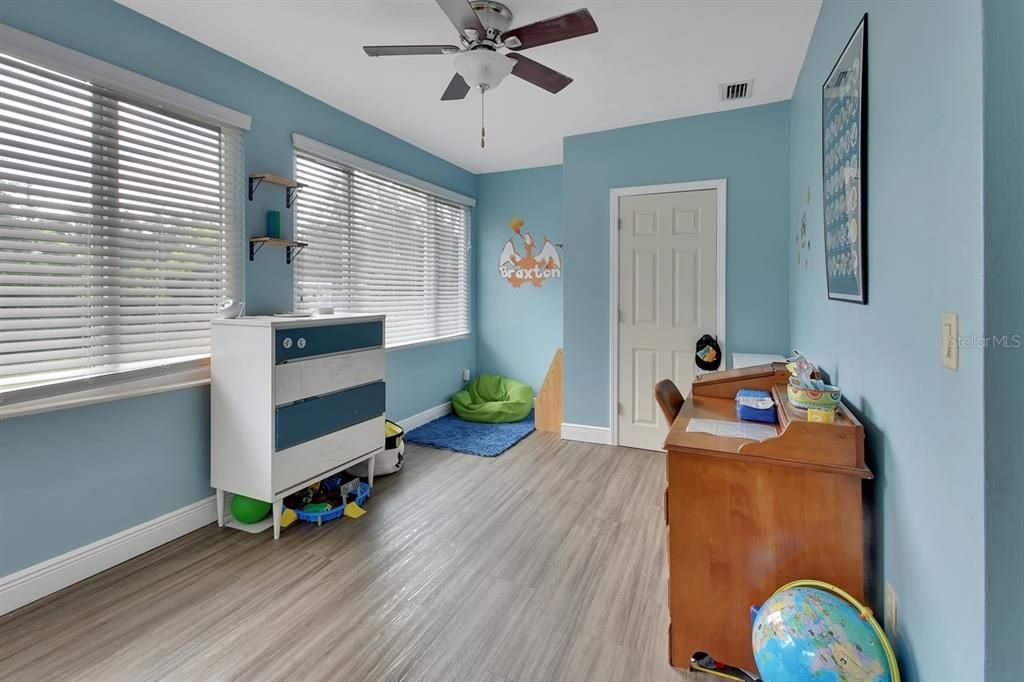 Active With Contract: $279,900 (3 beds, 2 baths, 1716 Square Feet)