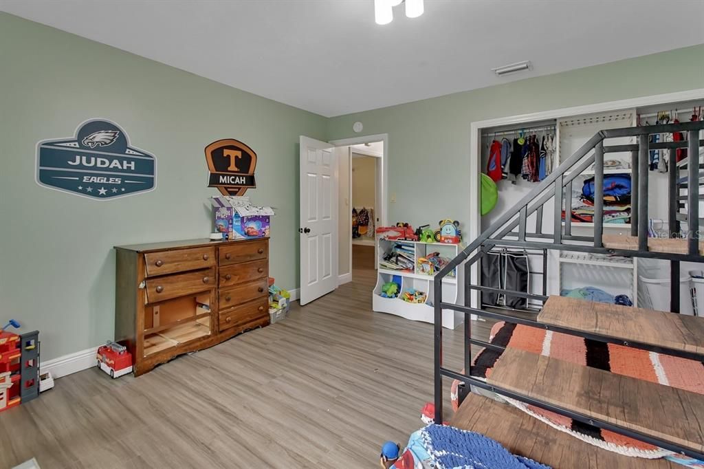 Active With Contract: $279,900 (3 beds, 2 baths, 1716 Square Feet)