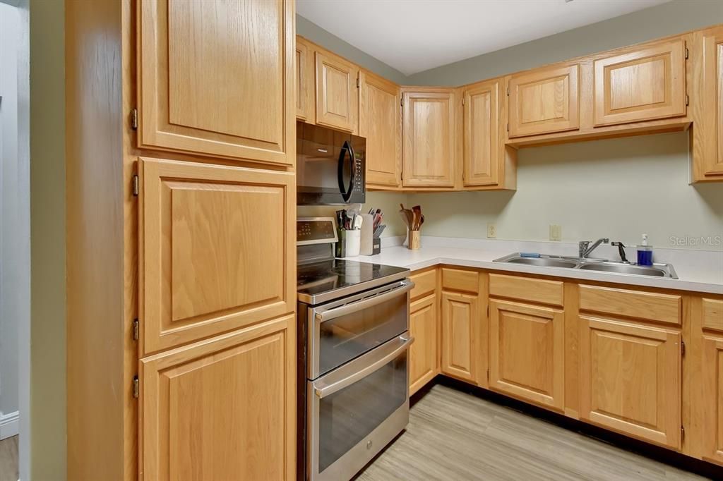 Active With Contract: $279,900 (3 beds, 2 baths, 1716 Square Feet)