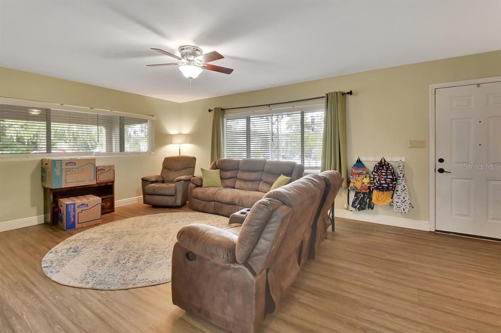Active With Contract: $279,900 (3 beds, 2 baths, 1716 Square Feet)