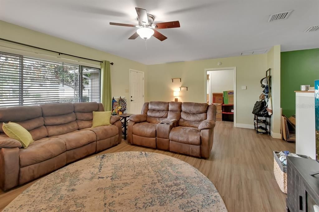 Active With Contract: $279,900 (3 beds, 2 baths, 1716 Square Feet)