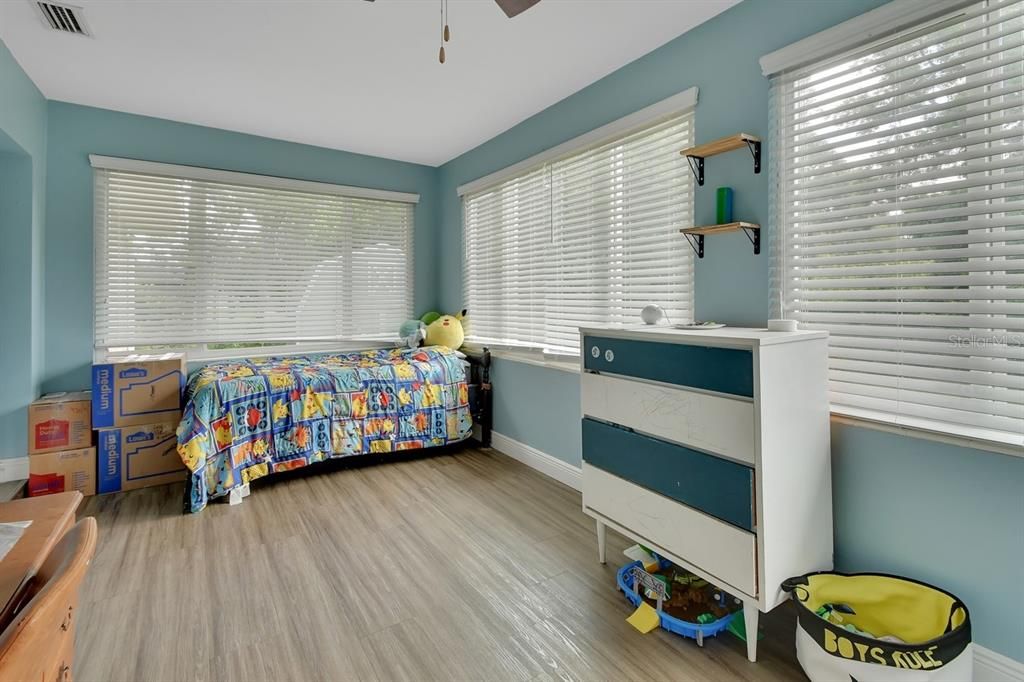 Active With Contract: $279,900 (3 beds, 2 baths, 1716 Square Feet)