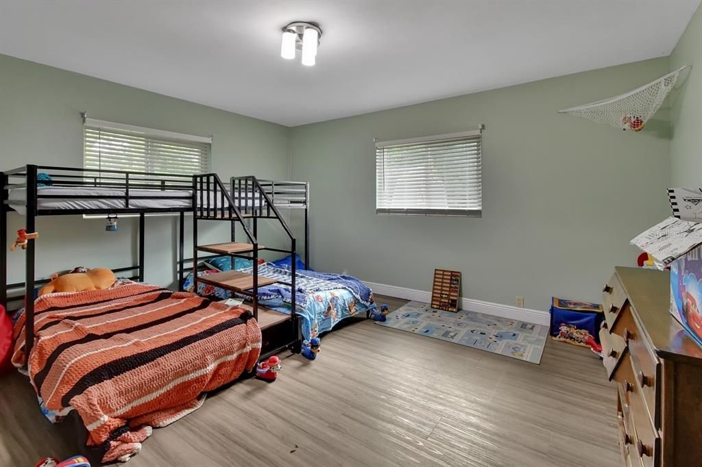 Active With Contract: $279,900 (3 beds, 2 baths, 1716 Square Feet)