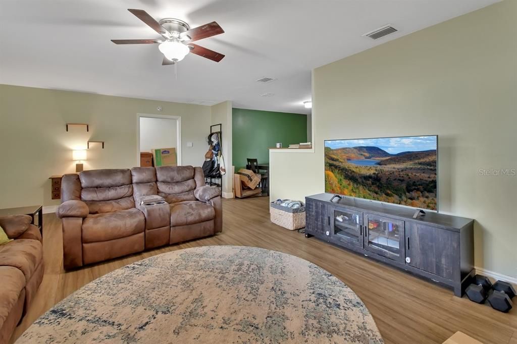 Active With Contract: $279,900 (3 beds, 2 baths, 1716 Square Feet)