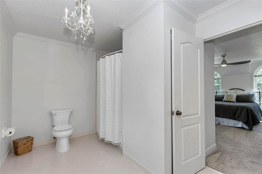 合同活跃: $969,999 (5 贝兹, 3 浴室, 4840 平方英尺)