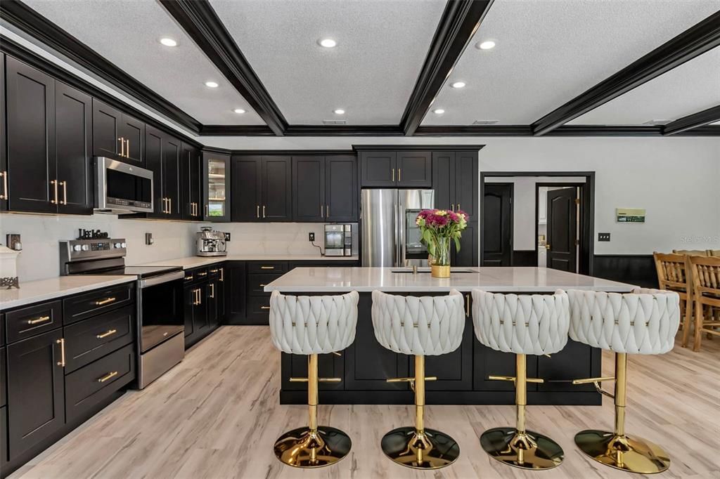 合同活跃: $969,999 (5 贝兹, 3 浴室, 4840 平方英尺)