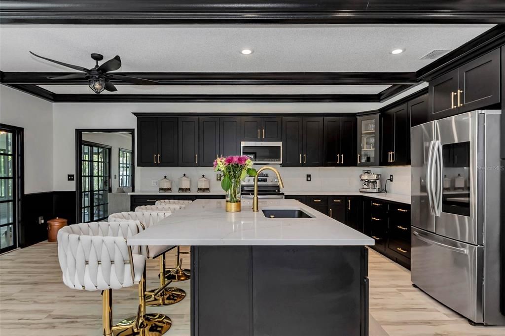 合同活跃: $969,999 (5 贝兹, 3 浴室, 4840 平方英尺)