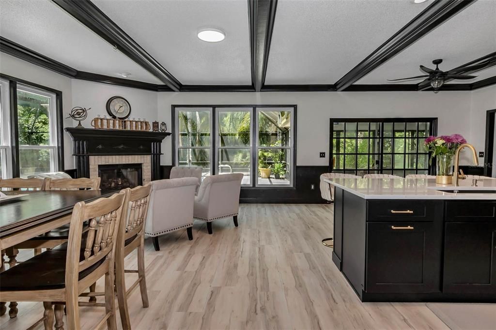 合同活跃: $969,999 (5 贝兹, 3 浴室, 4840 平方英尺)