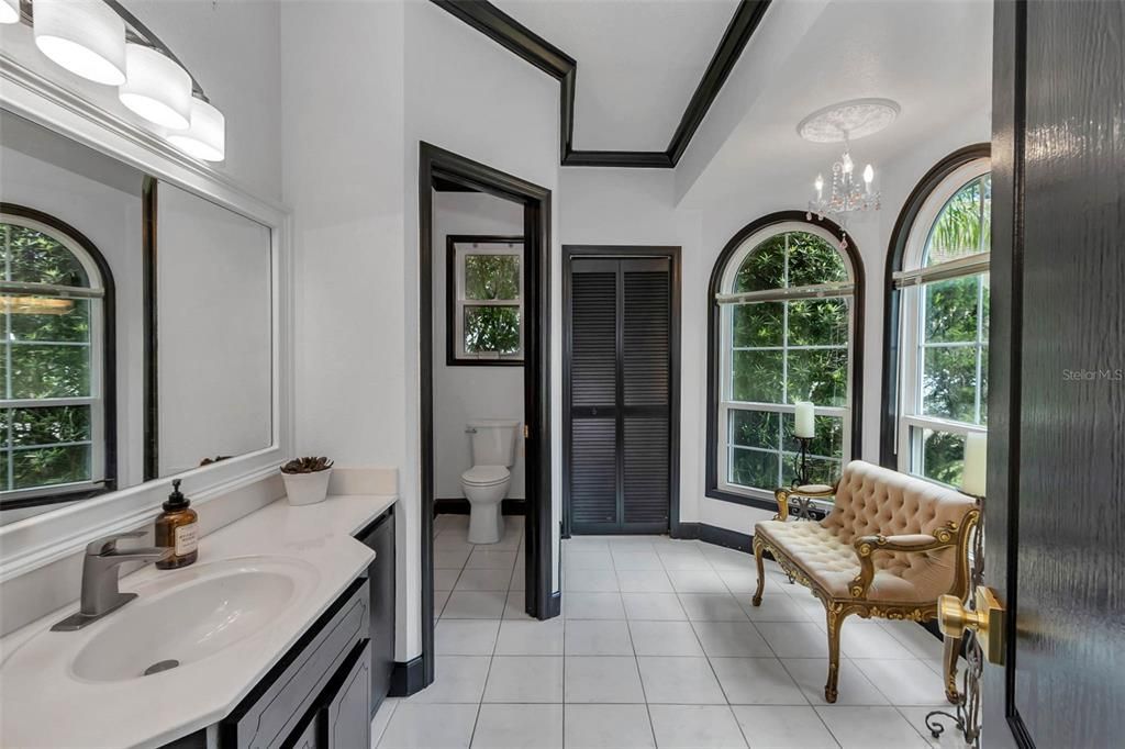 合同活跃: $969,999 (5 贝兹, 3 浴室, 4840 平方英尺)