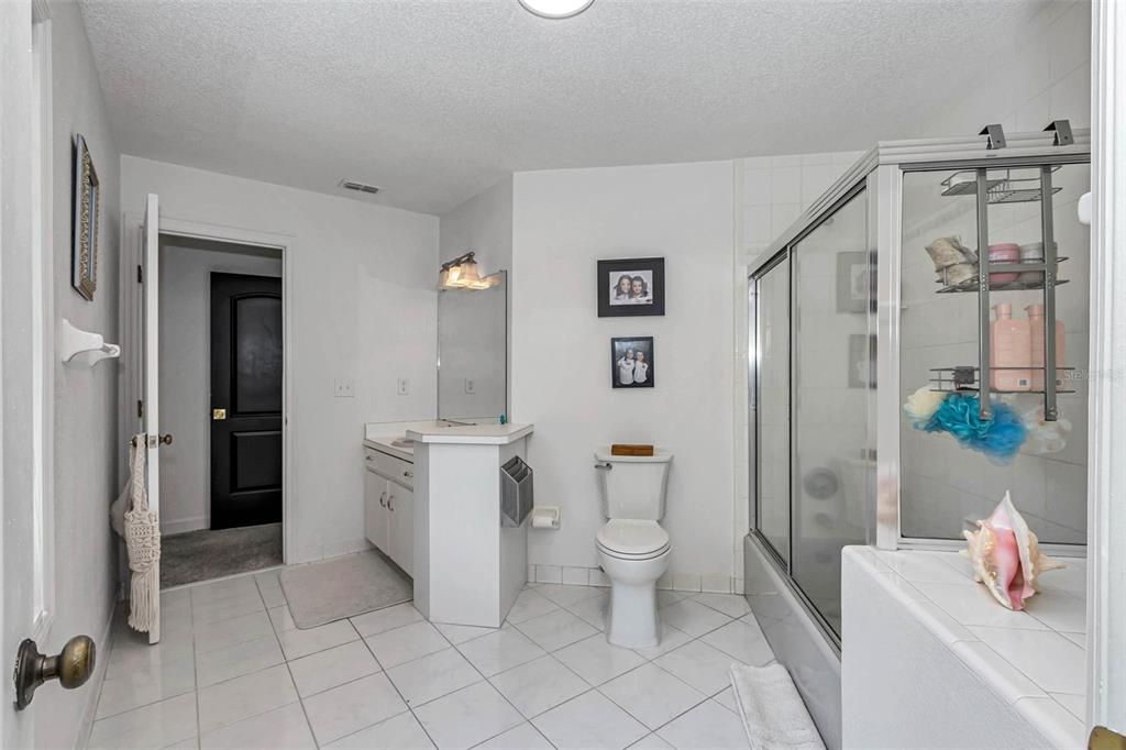 合同活跃: $969,999 (5 贝兹, 3 浴室, 4840 平方英尺)