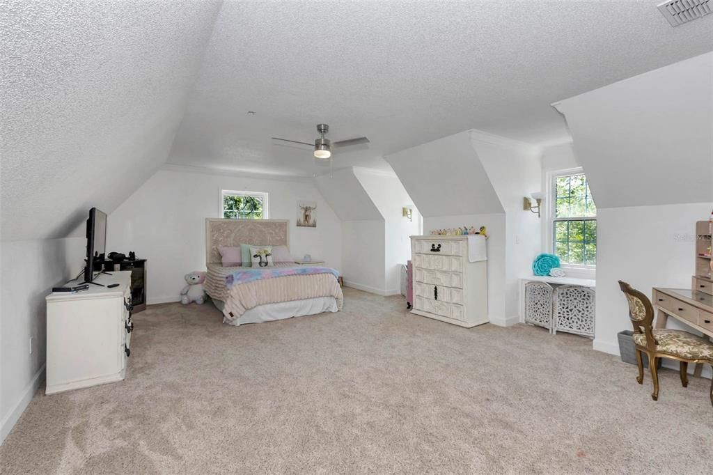 合同活跃: $969,999 (5 贝兹, 3 浴室, 4840 平方英尺)