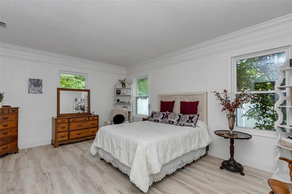 合同活跃: $969,999 (5 贝兹, 3 浴室, 4840 平方英尺)