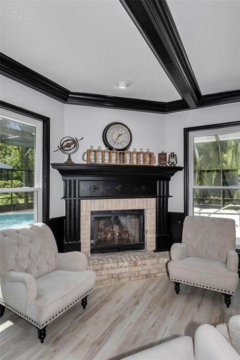 合同活跃: $969,999 (5 贝兹, 3 浴室, 4840 平方英尺)