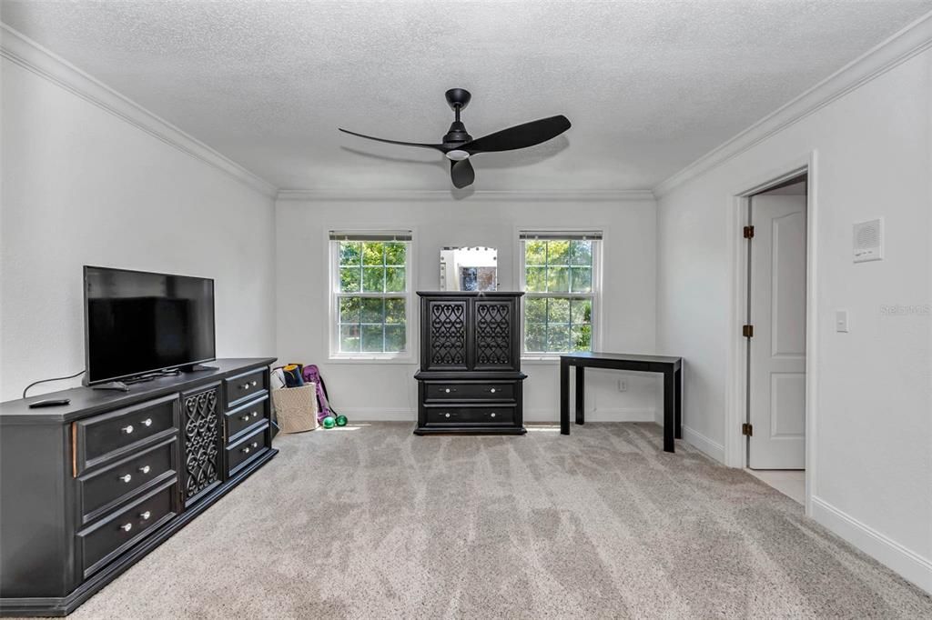 合同活跃: $969,999 (5 贝兹, 3 浴室, 4840 平方英尺)