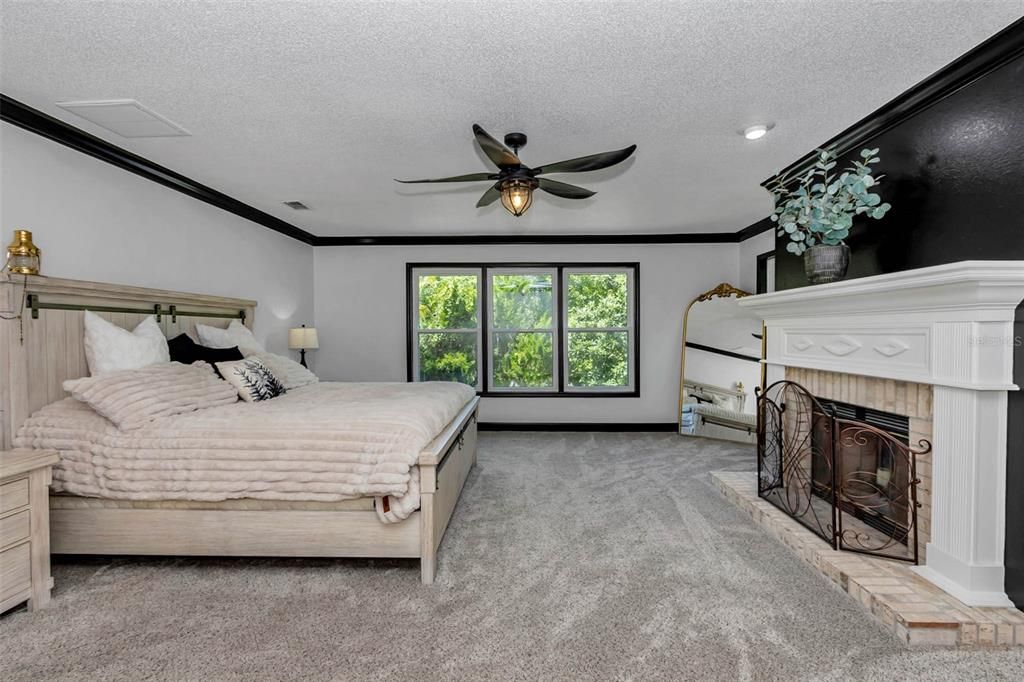 合同活跃: $969,999 (5 贝兹, 3 浴室, 4840 平方英尺)