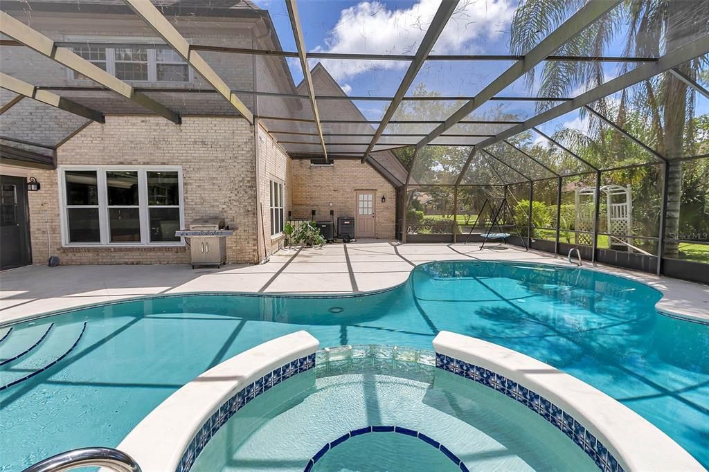 合同活跃: $969,999 (5 贝兹, 3 浴室, 4840 平方英尺)