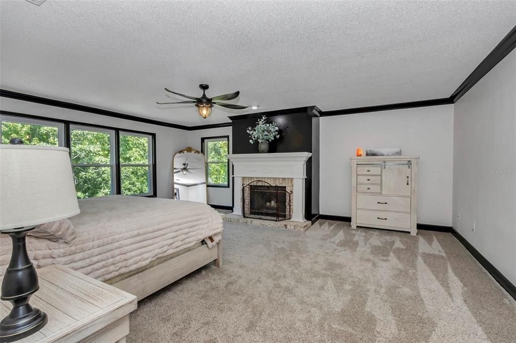 合同活跃: $969,999 (5 贝兹, 3 浴室, 4840 平方英尺)